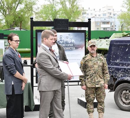 Состоялась передача боевых реликвий специальной военной операции и торжественное возложение цветов